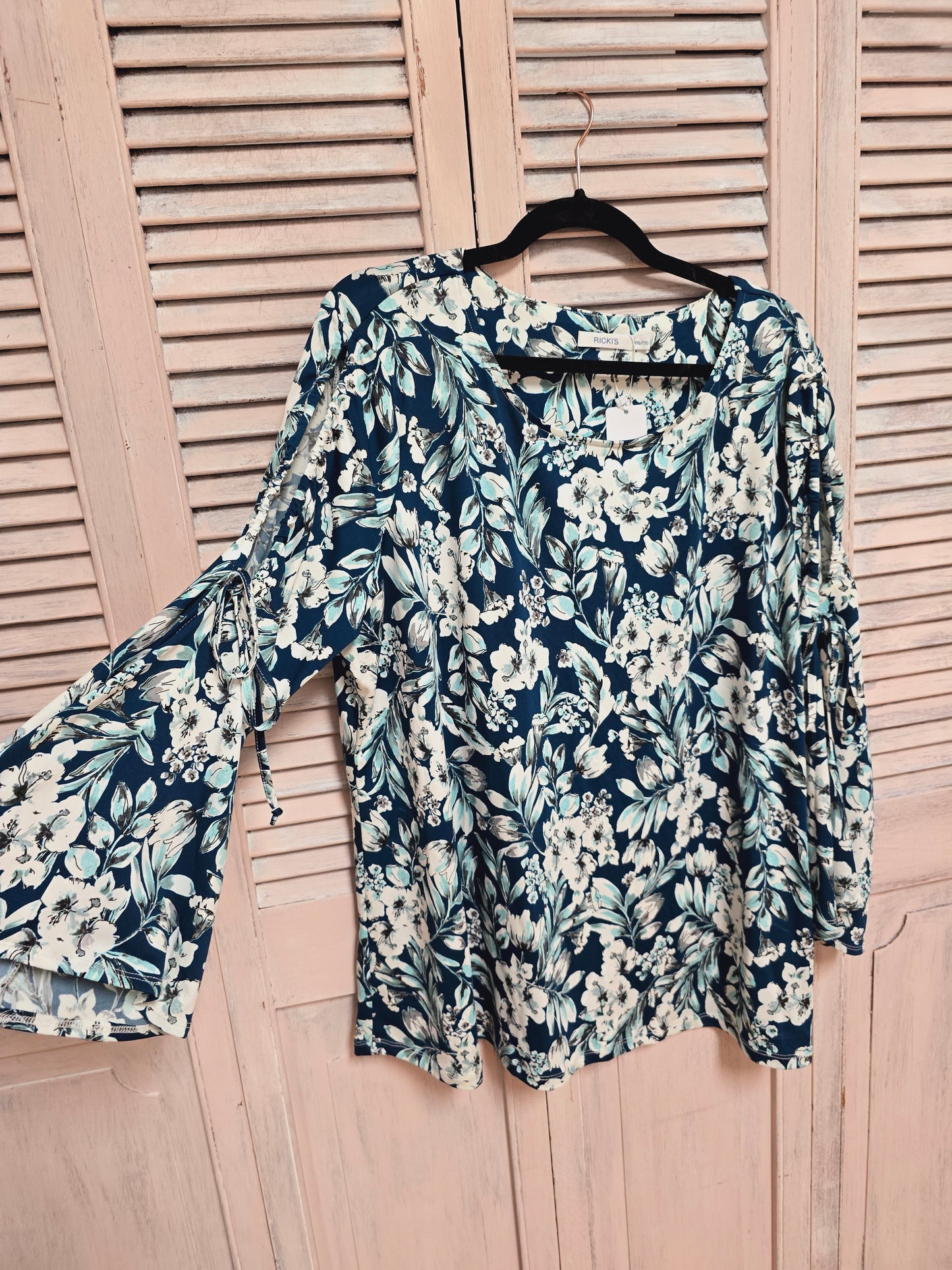 Ricki's Cold Shoulder Longsleeve Top