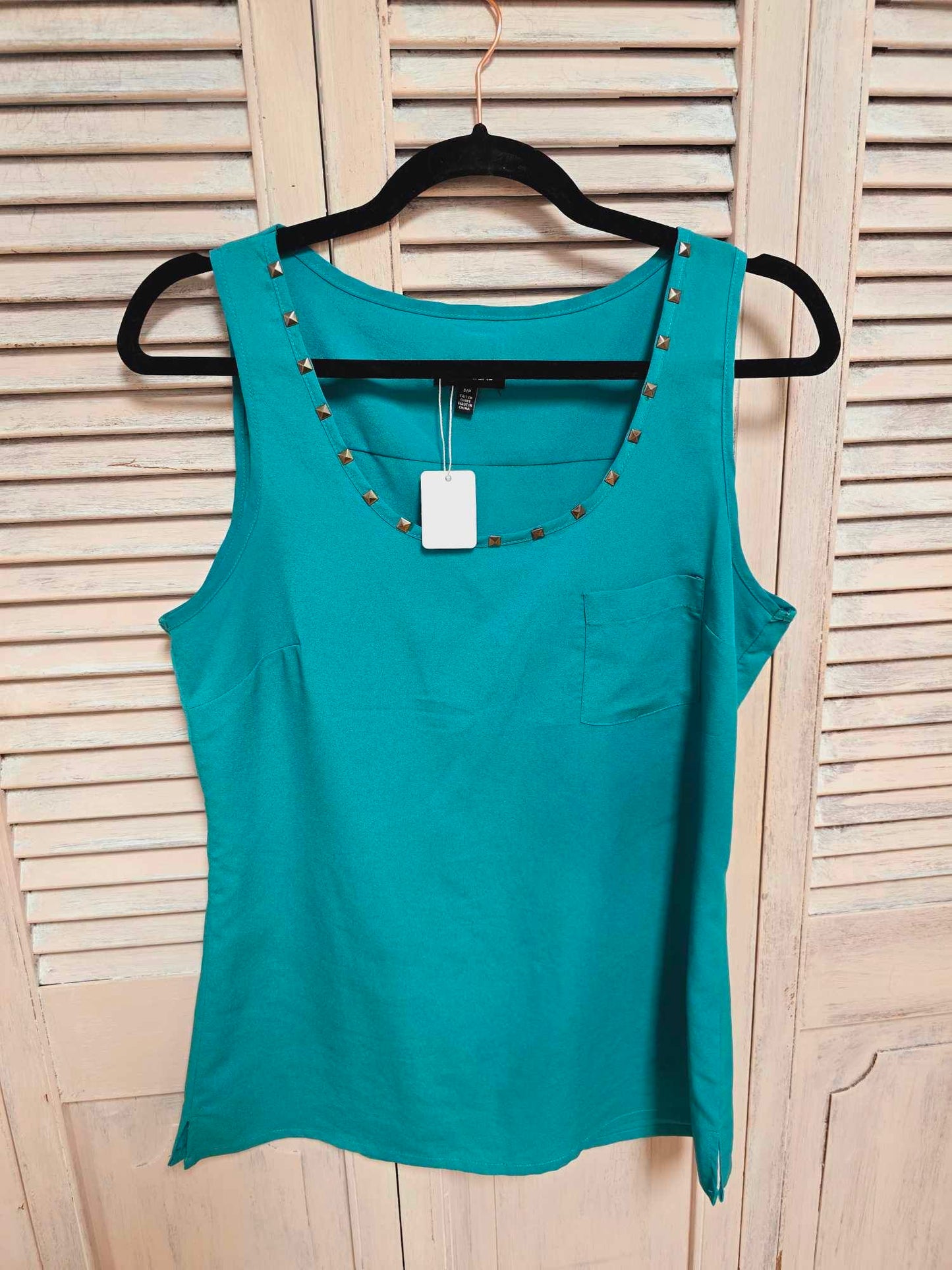 Le Chateau Sleeveless Blouse